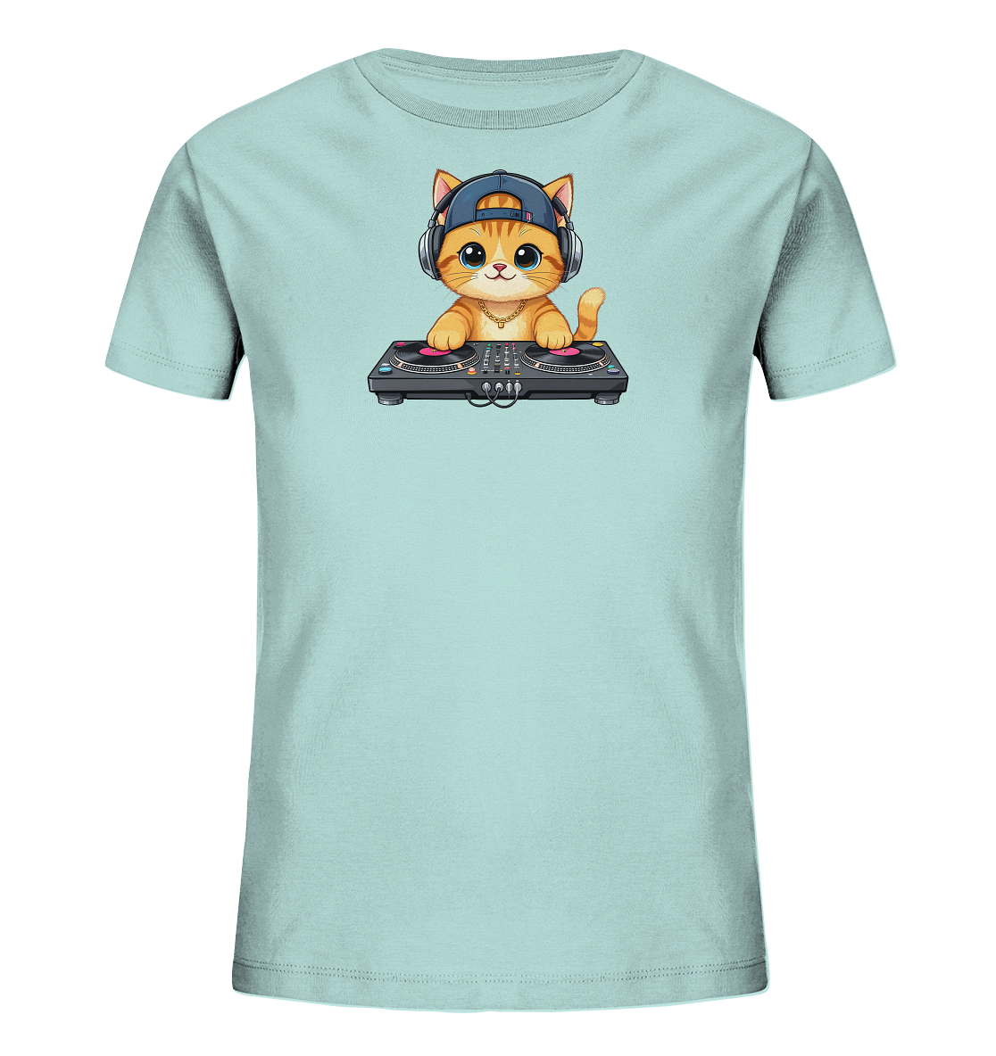Onlineshop Shirts fuer Kinder - Das Bild zeigt ein hellblaues T-Shirt fuer Kinder mit einem Motiv einer Katze. Die Katze traegt eine Baseballkappe und Kopfhoerer, waehrend sie an einem DJ-Mischpult sitzt. Sie hat grosse, ausdrucksstarke Augen und eine kleine goldene Kette. Das Design wirkt verspielt und modern.