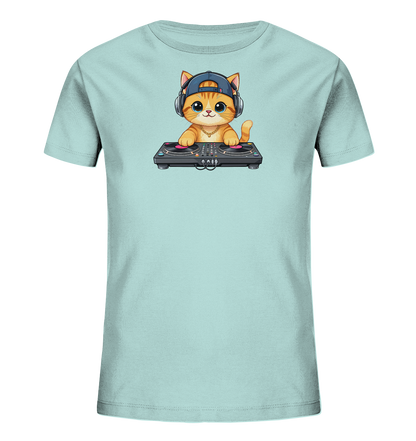 Onlineshop Shirts fuer Kinder - Das Bild zeigt ein hellblaues T-Shirt fuer Kinder mit einem Motiv einer Katze. Die Katze traegt eine Baseballkappe und Kopfhoerer, waehrend sie an einem DJ-Mischpult sitzt. Sie hat grosse, ausdrucksstarke Augen und eine kleine goldene Kette. Das Design wirkt verspielt und modern.