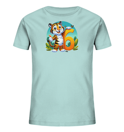 Onlineshop Shirts fuer Kinder - Das Bild zeigt ein hellblaues Kinder-T-Shirt mit einem Motiv eines freundlichen Cartoon-Tigers. Der Tiger steht neben der grossen Zahl '6' und gibt einen Daumen hoch. Das Design wird von Pflanzen und einem kleinen Schmetterling im Hintergrund ergaenzt. Die Gestaltung ist froehlich und farbenfroh, passend fuer Kinder.