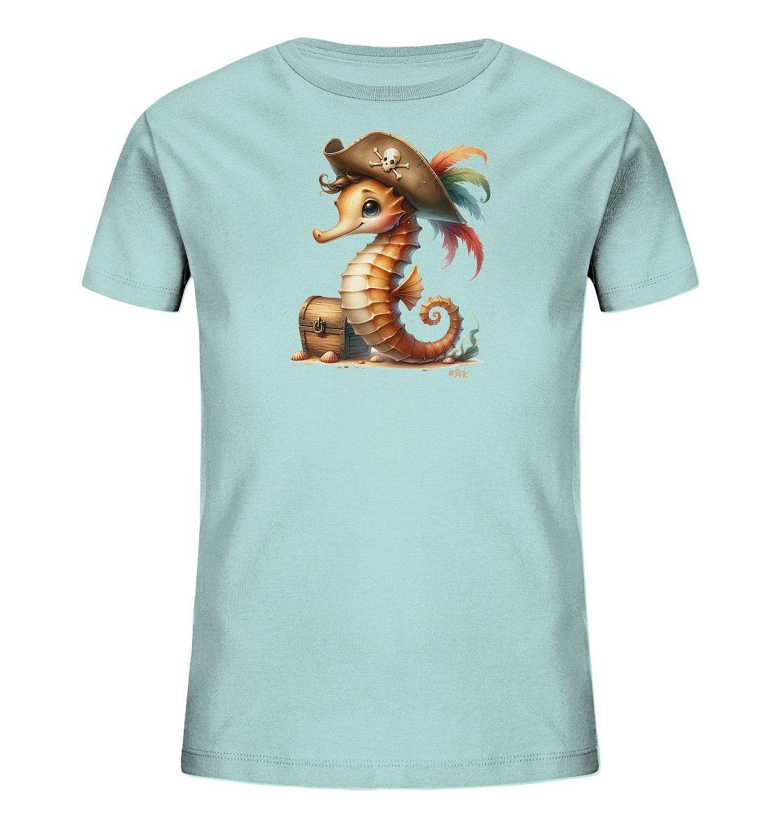 Onlineshop Shirts fuer Kinder - Dieses hellblaue Kinder T-Shirt zeigt eine Illustration eines Seepferdchens in einem Piratenhut. Der Hut ist mit einem Totenkopf und bunten Federn verziert. Das Seepferdchen sitzt neben einer Schatzkiste auf sandigem Boden. Das Motiv ist detailliert und farbenfroh gestaltet.