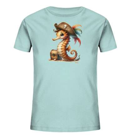 Onlineshop Shirts fuer Kinder - Dieses hellblaue Kinder T-Shirt zeigt eine Illustration eines Seepferdchens in einem Piratenhut. Der Hut ist mit einem Totenkopf und bunten Federn verziert. Das Seepferdchen sitzt neben einer Schatzkiste auf sandigem Boden. Das Motiv ist detailliert und farbenfroh gestaltet.