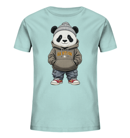 Onlineshop Shirts fuer Kinder - Das Bild zeigt ein hellblaues Kinder-T-Shirt mit einem niedlichen Panda-Motiv auf der Vorderseite. Der Panda ist mit einer grauen Muetze, einem braunen Kapuzenpullover, blauen Hosen und roten Turnschuhen bekleidet. Er steht laessig mit den Haenden in den Taschen. Das verspielte Design verleiht dem Shirt einen modernen und coolen Look.