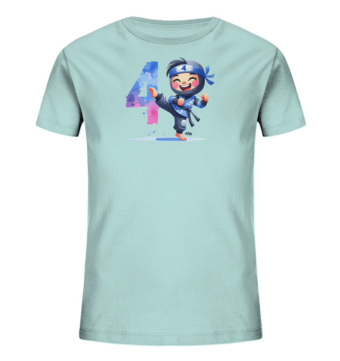 Onlineshop Shirts fuer Kinder - Das Bild zeigt ein hellblaues Kinder-T-Shirt mit einem dynamischen Aufdruck. Zu sehen ist ein niedlicher Cartoon-Charakter in einem blauen Ninja-Anzug, der gerade einen Kick ausfuehrt. Hinter dem Ninja steht die grosse Zahl 4, gestaltet mit einem Aquarell-Effekt in Blautoenen und Pink. Das Design ist lebendig und kindgerecht.