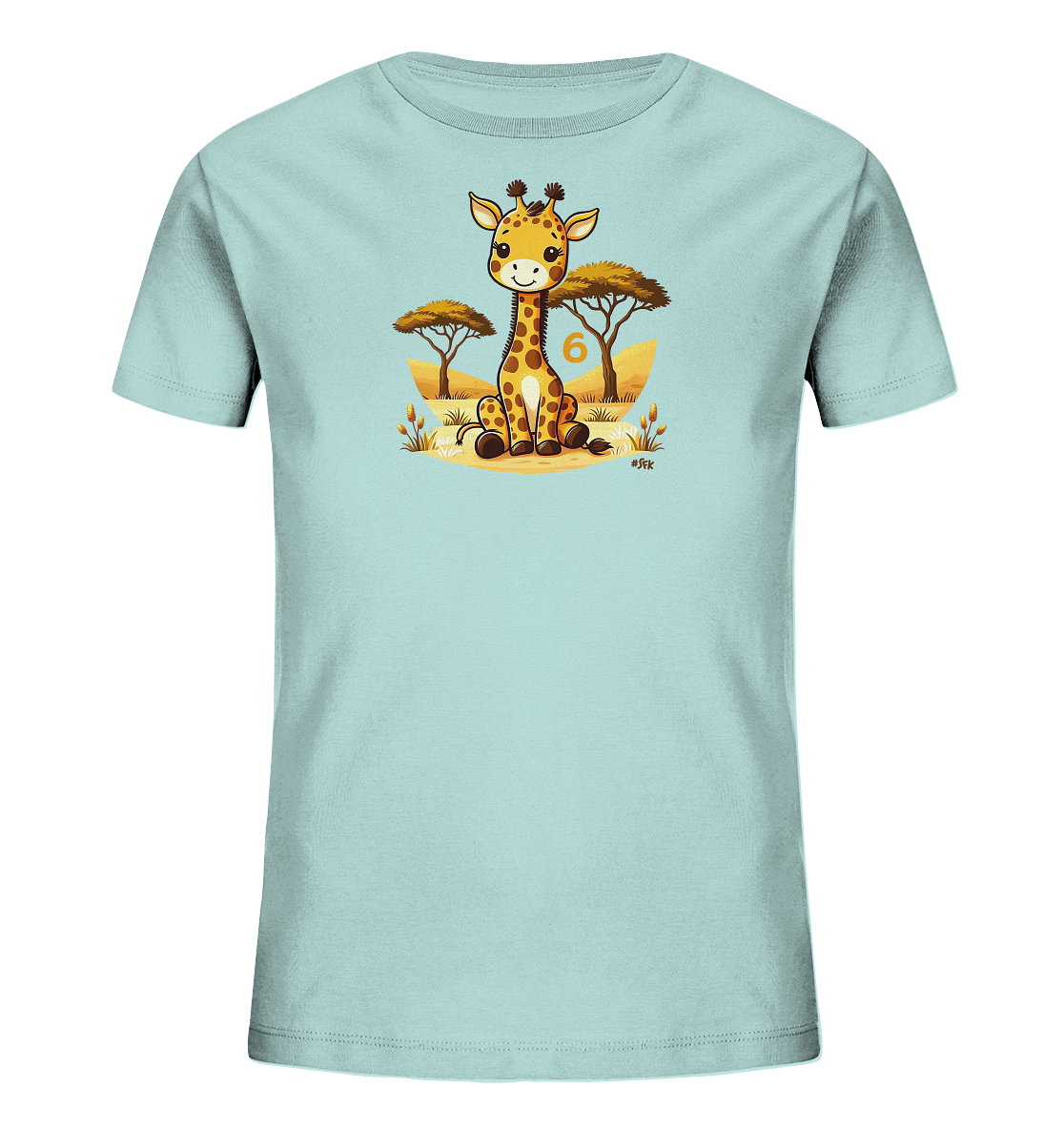 Onlineshop Shirts fuer Kinder - Das Bild zeigt ein hellblaues T-Shirt fuer Kinder mit einem Motiv einer niedlichen Comic-Giraffe. Die Giraffe sitzt vor einer stilisierten Savannenlandschaft mit Baeumen und Gras. Neben der Giraffe ist die Zahl '6' gross dargestellt. Das Design wirkt froehlich und kindgerecht.