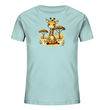 Onlineshop Shirts fuer Kinder - Das Bild zeigt ein hellblaues T-Shirt fuer Kinder mit einem Motiv einer niedlichen Comic-Giraffe. Die Giraffe sitzt vor einer stilisierten Savannenlandschaft mit Baeumen und Gras. Neben der Giraffe ist die Zahl '6' gross dargestellt. Das Design wirkt froehlich und kindgerecht.