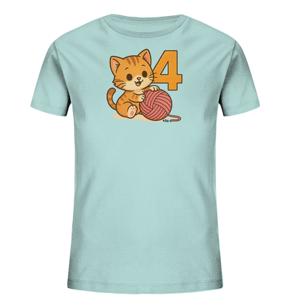 Onlineshop Shirts fuer Kinder - Das Bild zeigt ein hellblaues Kinder-T-Shirt mit einer Illustration einer sitzenden Katze. Die Katze ist orange und spielt mit einem rosa Wollknaeuel. Neben der Katze ist die grosse, orangefarbene Zahl '4' abgebildet. Das Design ist verspielt und kindgerecht gestaltet.