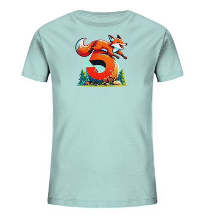 Onlineshop Shirts für Kinder - Das Bild zeigt ein hellblaues Kinder-T-Shirt mit einem farbenfrohen Druck auf der Vorderseite. Das Motiv stellt einen springenden Fuchs im Cartoon-Stil dar, der gerade über eine große, rötlich-orangefarbene Zahl '3' springt. Im Hintergrund der Grafik ist eine stilisierte Landschaft mit grünen Bäumen und Felsen zu sehen. Das Design wirkt lebendig und spielerisch, ideal für Kinder.
