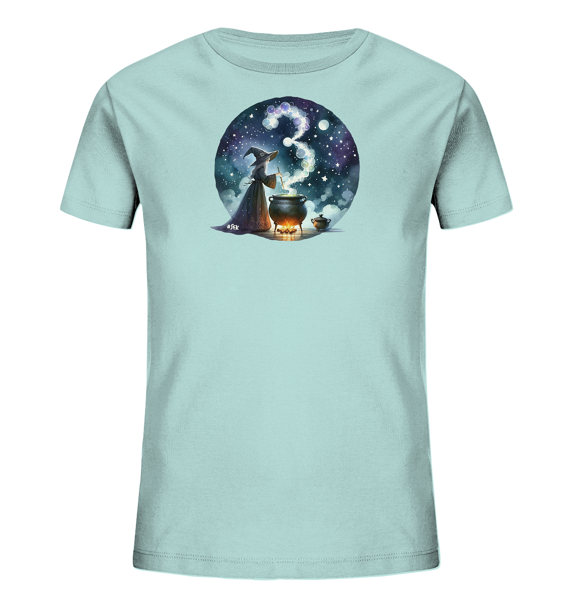 Onlineshop Shirts fuer Kinder - Das Bild zeigt ein hellblaues T-Shirt mit einer grafischen Darstellung in einem Kreis. Darauf ist eine Figur mit Spitzhut und Robe zu sehen, die in einem brodelnden Kessel ruehrt. Rauch steigt aus dem Kessel auf und formt die Zahl '3'. Die Szene spielt sich unter einem sternenklaren Himmel ab und wirkt magisch.