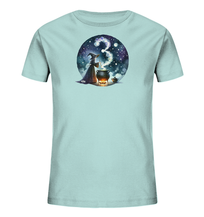 Onlineshop Shirts fuer Kinder - Das Bild zeigt ein hellblaues T-Shirt mit einer grafischen Darstellung in einem Kreis. Darauf ist eine Figur mit Spitzhut und Robe zu sehen, die in einem brodelnden Kessel ruehrt. Rauch steigt aus dem Kessel auf und formt die Zahl '3'. Die Szene spielt sich unter einem sternenklaren Himmel ab und wirkt magisch.