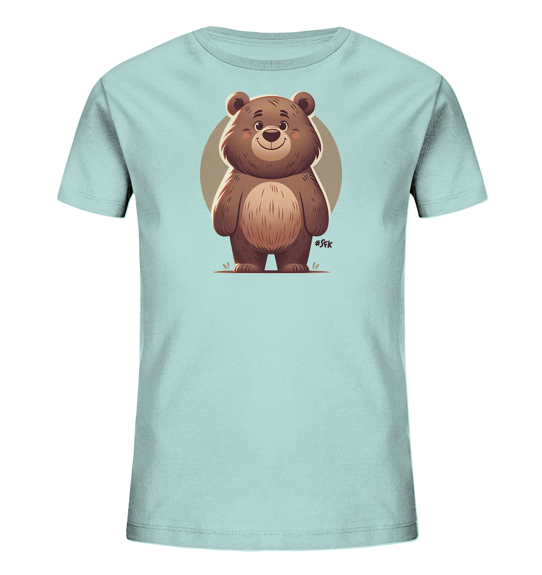 Onlineshop Shirts fuer Kinder - Das Bild zeigt ein hellblaues Kinder T-Shirt mit einem Comic-Motiv eines freundlichen Baeren. Der Baer steht auf einer Wiese vor einem hellbraunen Kreis. Das niedliche Design ist mittig auf der Vorderseite des Shirts platziert.