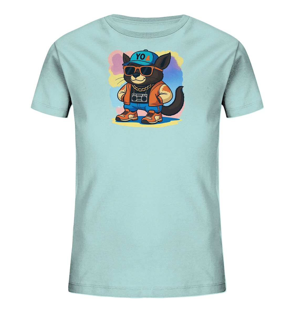 Onlineshop Shirts fuer Kinder - Das Bild zeigt ein hellblaues Kinder-T-Shirt mit einem auffaelligen Motiv einer Katze. Die Katze ist im Streetwear-Stil gekleidet, traegt eine Muetze mit 'YO'-Aufschrift, Sonnenbrille, eine Goldkette und haelt einen Boombox. Hinter der Figur befindet sich ein farbenfroher, abstrakter Hintergrund aus Spritzern in verschiedenen Pastelltoenen. Das Design verleiht dem Shirt einen coolen und verspielten Charakter.