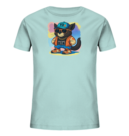 Onlineshop Shirts fuer Kinder - Das Bild zeigt ein hellblaues Kinder-T-Shirt mit einem auffaelligen Motiv einer Katze. Die Katze ist im Streetwear-Stil gekleidet, traegt eine Muetze mit 'YO'-Aufschrift, Sonnenbrille, eine Goldkette und haelt einen Boombox. Hinter der Figur befindet sich ein farbenfroher, abstrakter Hintergrund aus Spritzern in verschiedenen Pastelltoenen. Das Design verleiht dem Shirt einen coolen und verspielten Charakter.