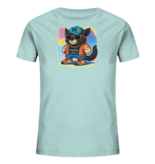 Onlineshop Shirts fuer Kinder - Das Bild zeigt ein hellblaues Kinder-T-Shirt mit einem auffaelligen Motiv einer Katze. Die Katze ist im Streetwear-Stil gekleidet, traegt eine Muetze mit 'YO'-Aufschrift, Sonnenbrille, eine Goldkette und haelt einen Boombox. Hinter der Figur befindet sich ein farbenfroher, abstrakter Hintergrund aus Spritzern in verschiedenen Pastelltoenen. Das Design verleiht dem Shirt einen coolen und verspielten Charakter.