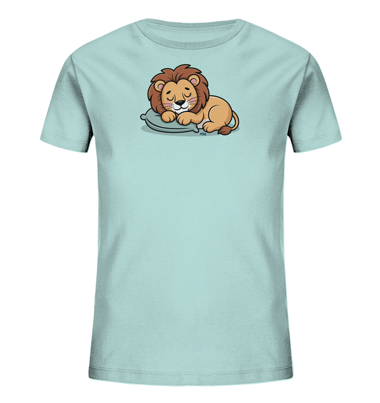 Onlineshop Shirts fuer Kinder - Das Bild zeigt ein hellblaues Kinder-T-Shirt mit einem niedlichen Aufdruck eines schlafenden Loewenbabys. Der Loewe liegt friedlich auf einem Kissen, die Augen geschlossen und ein leichtes Laecheln auf dem Gesicht. Das Design wirkt beruhigend und ist ansprechend fuer Kinder.