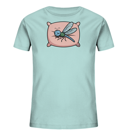 Onlineshop Shirts fuer Kinder - Das Bild zeigt ein hellblaues T-Shirt fuer Kinder mit einem niedlichen Motiv auf der Vorderseite. Eine cartoonartige Libelle in Blau- und Gruentoenen liegt entspannt auf einem rosafarbenen Kissen. Die Libelle hat geschlossene Augen und ein sanftes Laecheln, was einen ruhigen und verspielten Eindruck vermittelt. Das Design ist schlicht und ansprechend fuer kleine Kinder.