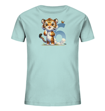 Onlineshop Shirts fuer Kinder - Das Bild zeigt ein hellblaues T-Shirt mit einem niedlichen Cartoon-Tiger auf der Vorderseite. Der Tiger laechelt und gibt einen Daumen nach oben. Neben dem Tiger steht die grosse Zahl "6" in einem passenden Farbton, verziert mit einem kleinen Schmetterling. Das Motiv ist verspielt und froehlich.