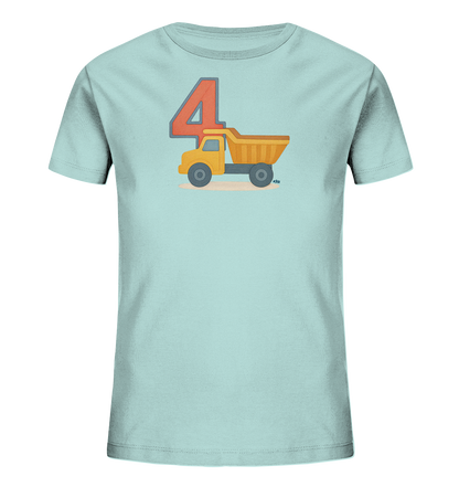 Onlineshop Shirts fuer Kinder - Das Bild zeigt ein hellblaues Kinder-T-Shirt mit einem grossen Motiv auf der Vorderseite. Das Motiv besteht aus der Zahl Vier in Orange mit blauem Rand und einem darunter positionierten gelben Muldenkipper mit orangefarbener Ladeflaeche. Der Lastwagen faehrt auf einer angedeuteten hellbraunen Flaeche. Das Design wirkt klar und verspielt, ideal fuer kleine Fahrzeugfans.