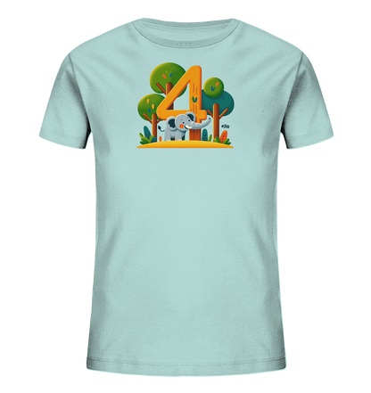 Onlineshop Shirts fuer Kinder - Das Bild zeigt ein hellblaues Kinder-T-Shirt mit einer farbigen Grafik auf der Vorderseite. Darauf ist ein niedlicher grauer Elefant zu sehen, der neben einer grossen orangefarbenen Zahl '4' steht. Das Motiv wird von stilisierten gruenen Baeumen und Pflanzen umrahmt, was eine spielerische Szene darstellt. Das Design ist kindgerecht und detailreich gestaltet.