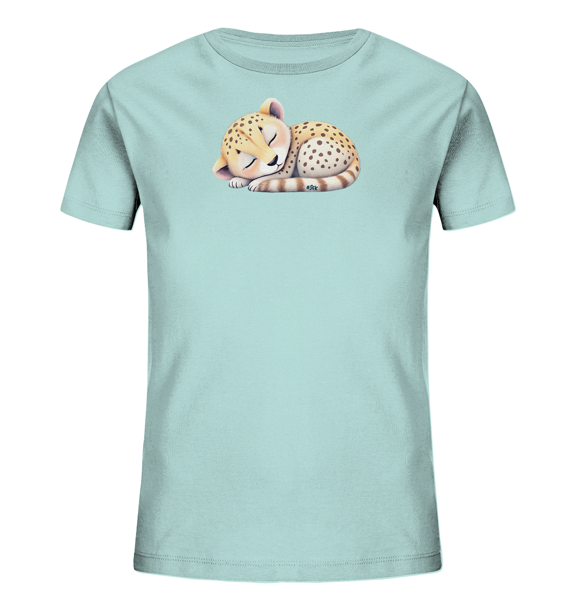 Onlineshop Shirts fuer Kinder - Das Bild zeigt ein hellblaues T-Shirt fuer Kinder. Auf der Vorderseite ist eine niedliche Illustration eines schlafenden Gepardenbabys zu sehen. Das kleine Tier liegt eingerollt da, mit geschlossenen Augen und einem friedlichen Ausdruck. Sein Fell ist detailreich mit Tupfen und Streifen gestaltet und verleiht dem Design einen sanften Charakter.