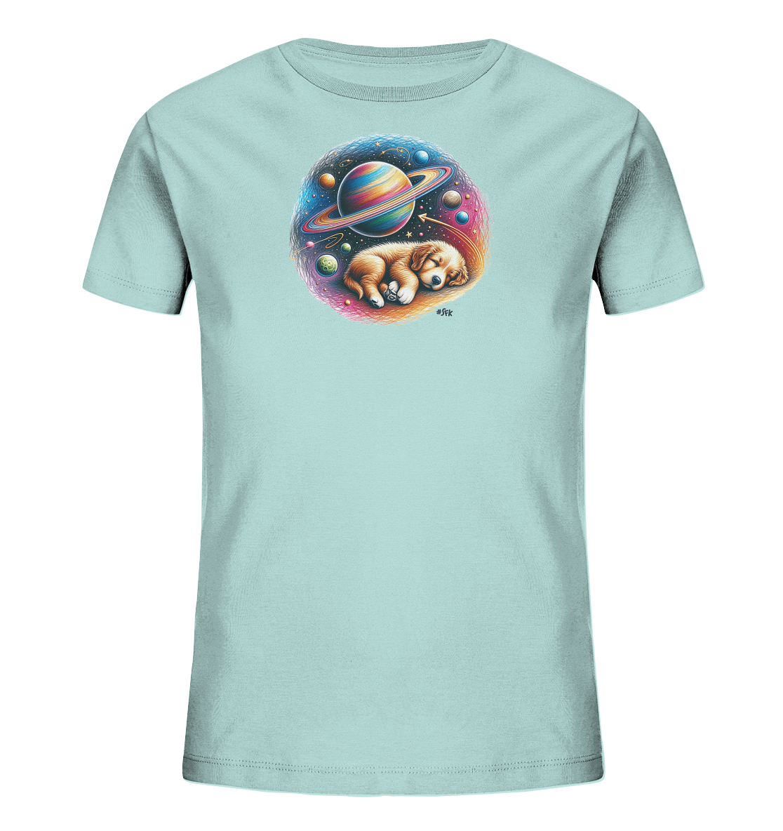 Onlineshop Shirts fuer Kinder - Das Bild zeigt ein hellblaues Kinder T-Shirt mit einem farbenfrohen Druck auf der Vorderseite. Das Design ist ein Kreis mit einem schlafenden Welpen in der Mitte. Um den Welpen herum ist eine Weltraumszene mit Planeten und Sternen dargestellt. Die Farben sind lebhaft und warm, was dem Motiv einen traeumerischen Charakter verleiht.