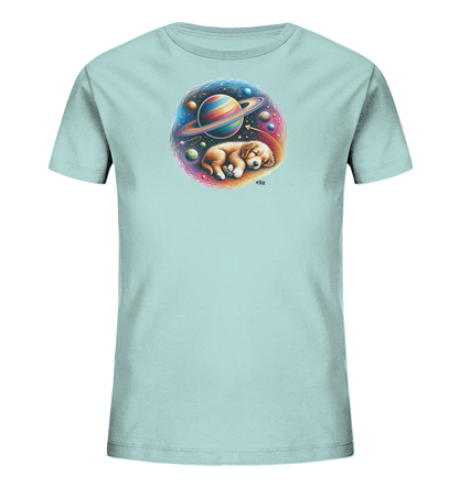 Onlineshop Shirts fuer Kinder - Das Bild zeigt ein hellblaues Kinder T-Shirt mit einem farbenfrohen Druck auf der Vorderseite. Das Design ist ein Kreis mit einem schlafenden Welpen in der Mitte. Um den Welpen herum ist eine Weltraumszene mit Planeten und Sternen dargestellt. Die Farben sind lebhaft und warm, was dem Motiv einen traeumerischen Charakter verleiht.