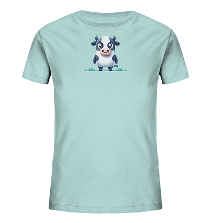 Onlineshop Shirts fuer Kinder - Das Bild zeigt ein hellblaues T-Shirt fuer Kinder. Auf der Vorderseite ist eine niedliche, cartoonhafte Kuh abgebildet. Die Kuh ist schwarz-weiss gefleckt, hat grosse, runde Augen und steht in einer stilisierten Wiese. Das Design wirkt froehlich und verspielt.