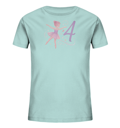 Onlineshop Shirts fuer Kinder - Das Bild zeigt ein hellblaues Kinder-T-Shirt mit einem verspielten Druck auf der Vorderseite. Eine zierliche Ballerina in einem rosa Kleid tanzt auf Zehenspitzen und ist von kleinen Sternen und geschwungenen Linien umgeben. Neben der Taenzerin ist eine grosse, lila Zahl '4' platziert, was dem Design eine persoenliche Note verleiht. Das Motiv wirkt leicht und anmutig, passend fuer kleine Ballett-Fans.