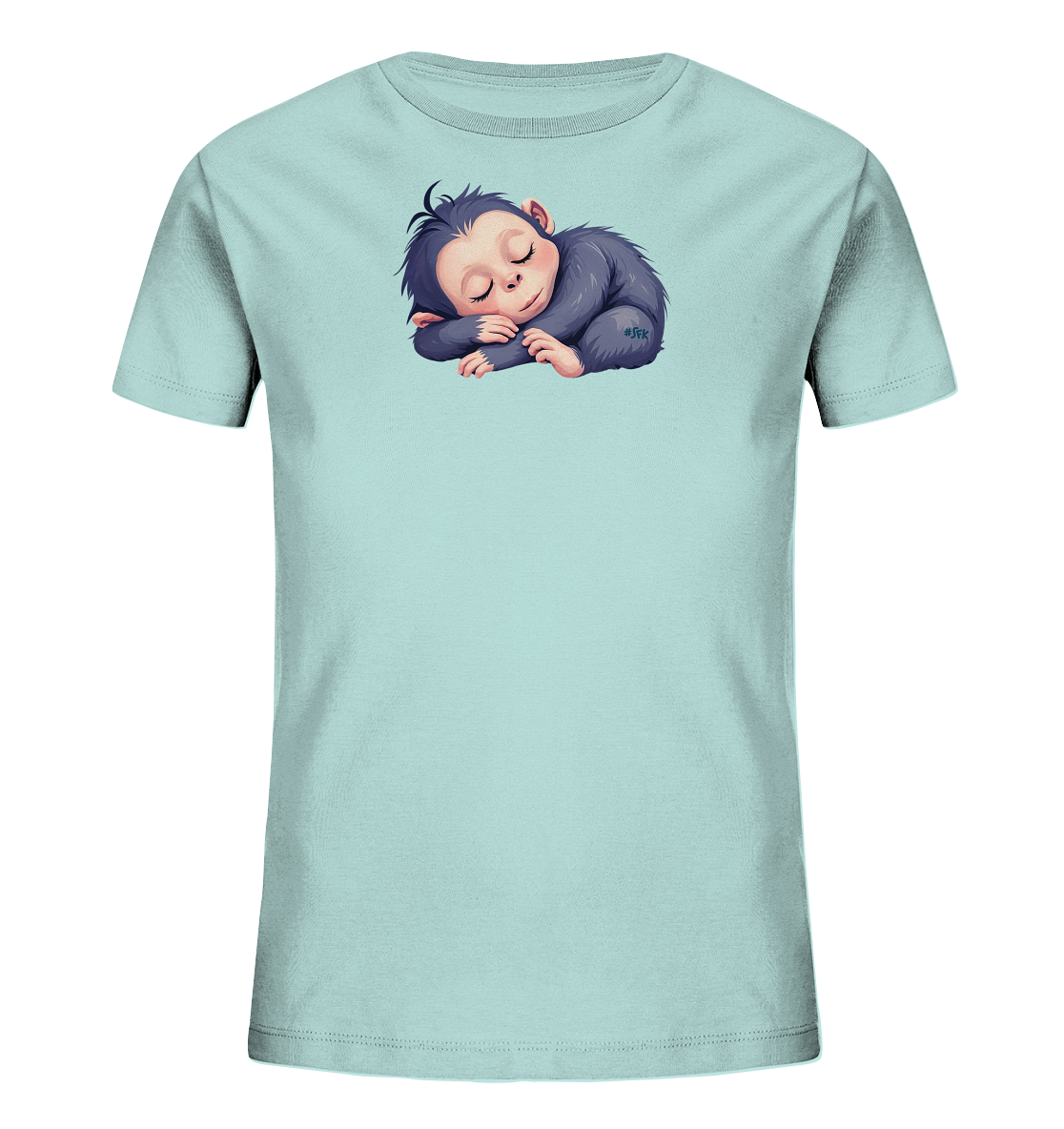 Onlineshop Shirts fuer Kinder - Das Bild zeigt ein hellblaues Kinder T-Shirt mit einem niedlichen Tiermotiv. Auf der Vorderseite ist ein schlafendes, junges Primatenbaby abgebildet, das friedlich zusammengerollt daliegt. Das Detail in der Illustration faengt die sanfte Haltung und den dunklen Pelz des Tieres ein. Das Design wirkt beruhigend und ist ideal fuer Kinder.