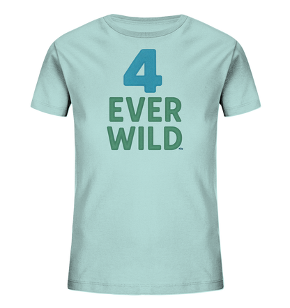 Onlineshop Shirts fuer Kinder - Das Bild zeigt ein hellblaues T-Shirt fuer Kinder mit einem auffaelligen Aufdruck auf der Vorderseite. Oben ist die grosse Zahl '4' in einem Blauton zu sehen. Darunter stehen die Worte 'EVER WILD' in gruener Farbe, uebereinander angeordnet. Das Design wirkt frisch und passend fuer Kinder.
