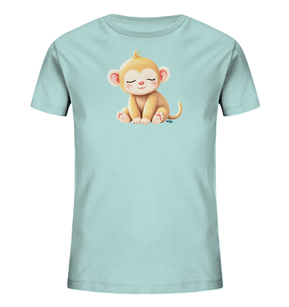 Onlineshop Shirts fuer Kinder - Das Bild zeigt ein hellblaues Kinder-T-Shirt. Auf der Vorderseite ist eine niedliche, goldbraune Comic-Figur eines Affen abgebildet, der mit geschlossenen Augen und einem sanften Laecheln sitzt. Der Affe hat kleine Ohren und einen kurzen Haarschopf auf dem Kopf, was ihm ein friedliches Aussehen verleiht. Das Design ist schlicht und verspielt, ideal fuer ein Kinderoutfit.