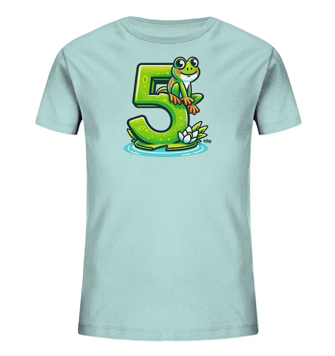 Onlineshop Shirts für Kinder - Das Bild zeigt ein hellblaues Kinder-T-Shirt, bedruckt mit einer farbenfrohen Illustration auf der Vorderseite. Das Motiv besteht aus der großen Zahl '5' in sattem Grün, die wie ein Froschlebensraum gestaltet ist, umgeben von Wasser und einer Seerose. Ein freundlich lächelnder Frosch sitzt auf der Zahl '5', was dem Design einen verspielten Charakter verleiht. Die Grafik ist detailliert gezeichnet mit hellen Akzenten.