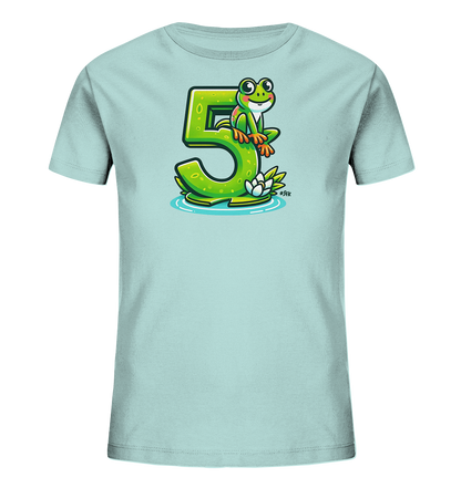 Onlineshop Shirts für Kinder - Das Bild zeigt ein hellblaues Kinder-T-Shirt, bedruckt mit einer farbenfrohen Illustration auf der Vorderseite. Das Motiv besteht aus der großen Zahl '5' in sattem Grün, die wie ein Froschlebensraum gestaltet ist, umgeben von Wasser und einer Seerose. Ein freundlich lächelnder Frosch sitzt auf der Zahl '5', was dem Design einen verspielten Charakter verleiht. Die Grafik ist detailliert gezeichnet mit hellen Akzenten.