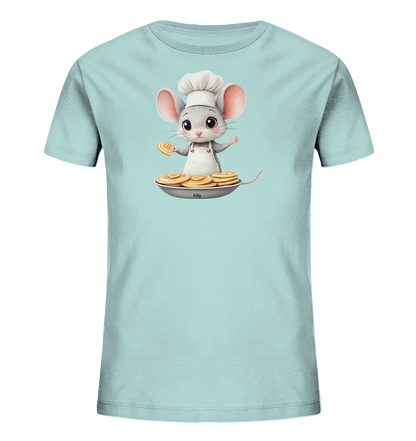 Onlineshop Shirts fuer Kinder - Das Bild zeigt ein hellblaues T-Shirt fuer Kinder mit einer niedlichen, kochaehnlichen Maus als Motiv. Die Maus traegt eine Kochmuetze und Schuerze und haelt einen herzfoermigen Keks in der Pfote. Vor ihr steht eine Pfanne mit einem Stapel goldbrauner Pfannkuchen. Das Design wirkt verspielt und liebevoll gestaltet.