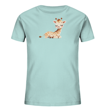 Onlineshop Shirts fuer Kinder - Das Bild zeigt ein hellblaues Kinder-T-Shirt. Auf der Vorderseite ist eine liegende, cartoonhafte Babygiraffe abgebildet. Die Giraffe hat geschlossene Augen, laechelt und ist mit braunen Flecken versehen. Das Motiv wirkt sehr niedlich und verleiht dem Shirt einen verspielten Charakter.