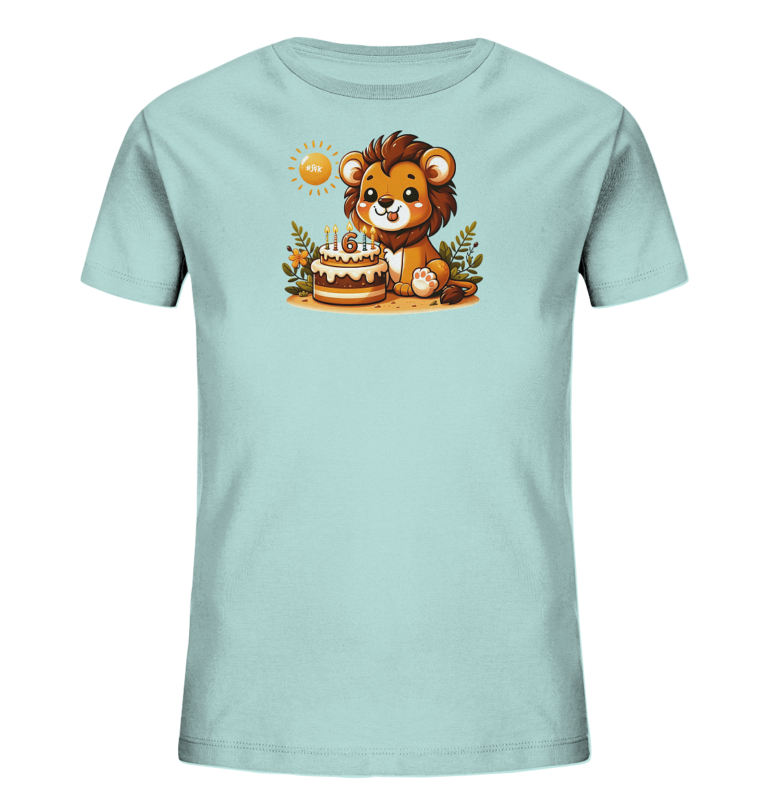 Onlineshop Shirts fuer Kinder - Das Bild zeigt ein hellblaues Kinder-T-Shirt mit einem niedlichen Aufdruck. Ein kleiner, laechelnder Cartoon-Loewe sitzt neben einem Geburtstagskuchen. Auf dem Kuchen steht die Zahl sechs und es brennen vier Kerzen. Das Motiv ist umgeben von Blaettern und einer aufgehenden Sonne, was ihm eine froehliche Atmosphaere verleiht.