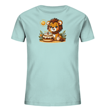 Onlineshop Shirts fuer Kinder - Das Bild zeigt ein hellblaues Kinder-T-Shirt mit einem niedlichen Aufdruck. Ein kleiner, laechelnder Cartoon-Loewe sitzt neben einem Geburtstagskuchen. Auf dem Kuchen steht die Zahl sechs und es brennen vier Kerzen. Das Motiv ist umgeben von Blaettern und einer aufgehenden Sonne, was ihm eine froehliche Atmosphaere verleiht.