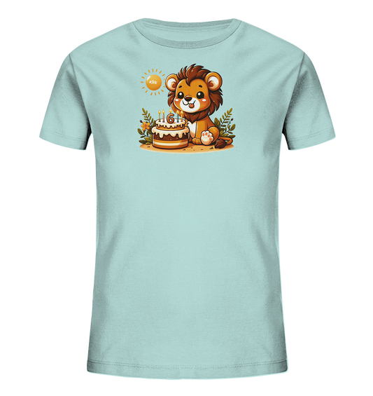 Onlineshop Shirts fuer Kinder - Das Bild zeigt ein hellblaues Kinder-T-Shirt mit einem niedlichen Aufdruck. Ein kleiner, laechelnder Cartoon-Loewe sitzt neben einem Geburtstagskuchen. Auf dem Kuchen steht die Zahl sechs und es brennen vier Kerzen. Das Motiv ist umgeben von Blaettern und einer aufgehenden Sonne, was ihm eine froehliche Atmosphaere verleiht.