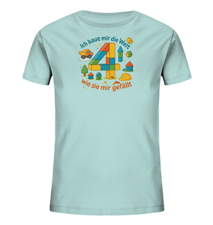 Onlineshop Shirts fuer Kinder - Das Bild zeigt ein hellblaues T-Shirt fuer Kinder mit einem bunten Aufdruck. Das Motiv zeigt eine grosse Zahl 4, die aus Baukloetzen zusammengesetzt ist. Rundherum sind kleine Haeuser, ein Baum, ein Lastwagen und ein Bauhelm abgebildet, was das Thema Bauen unterstreicht. Der Aufdruck enthaelt zudem einen Spruch ueber das Bauen der Welt.