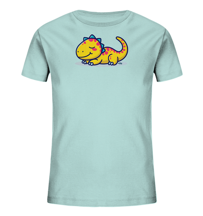 Onlineshop Shirts fuer Kinder - Das Bild zeigt ein hellblaues Kinder-T-Shirt mit einem niedlichen Cartoon-Dinosaurier auf der Vorderseite. Der Dinosaurier ist gelb mit pinkfarbenen Punkten und blauen Akzenten auf dem Ruecken und Schwanz. Er liegt entspannt da, hat die Augen geschlossen und ein sanftes Laecheln. Das verspielte Design verleiht dem Shirt einen freundlichen und ansprechenden Charakter.