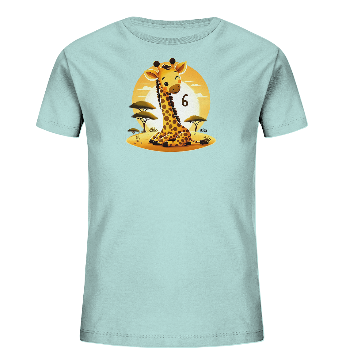 Onlineshop Shirts fuer Kinder - Das Bild zeigt ein hellblaues T-Shirt fuer Kinder mit einem niedlichen Motiv. Eine cartoonhafte Giraffe sitzt auf dem Boden vor einem stilisierten Hintergrund, der einen Sonnenuntergang oder Sonnenaufgang und Savannenbaeume darstellt. Neben der froehlichen Giraffe ist die grosse Zahl '6' abgebildet. Das Design ist farbenfroh und ansprechend fuer Kinder.