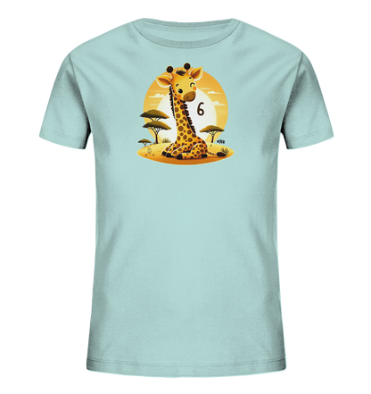 Onlineshop Shirts fuer Kinder - Das Bild zeigt ein hellblaues T-Shirt fuer Kinder mit einem niedlichen Motiv. Eine cartoonhafte Giraffe sitzt auf dem Boden vor einem stilisierten Hintergrund, der einen Sonnenuntergang oder Sonnenaufgang und Savannenbaeume darstellt. Neben der froehlichen Giraffe ist die grosse Zahl '6' abgebildet. Das Design ist farbenfroh und ansprechend fuer Kinder.