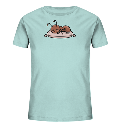 Onlineshop Shirts fuer Kinder - Das Bild zeigt ein hellblaues Kinder-T-Shirt. Auf der Vorderseite ist eine niedliche, cartoonhafte Ameise abgebildet. Die Ameise liegt entspannt auf einem kleinen rosafarbenen Kissen und hat die Augen geschlossen, was einen friedlichen Ausdruck vermittelt. Das Design wirkt verspielt und laedt zum Traeumen ein.