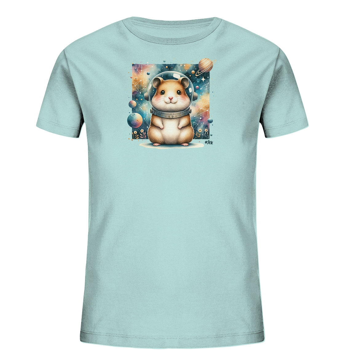Onlineshop Shirts fuer Kinder - Das Bild zeigt ein hellblaues T-Shirt fuer Kinder mit einem detailreichen Druck auf der Vorderseite. Der Druck zeigt einen niedlichen, cartoonartigen Hamster in einem Astronautenhelm vor einem farbenfrohen Hintergrund des Weltraums. Sterne, Planeten und eine Galaxie sind im Hintergrund zu sehen, was dem Motiv eine spielerische, galaktische Atmosphaere verleiht. Der Hamster sitzt in der Mitte des Designs und wirkt freundlich und neugierig.