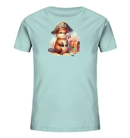 Onlineshop Shirts fuer Kinder - Das hellblaue Kinder-T-Shirt ist mit einer niedlichen Illustration verziert. Ein freundlicher Cartoon-Biber traegt einen Piratenhut und sitzt neben einer kleinen, offenen Schatztruhe. Bunte Steine liegen auf dem Sandboden um die Truhe herum. Die Szene hat einen fantasievollen Hintergrund mit hellen Formen, was dem Shirt ein froehliches Aussehen gibt.