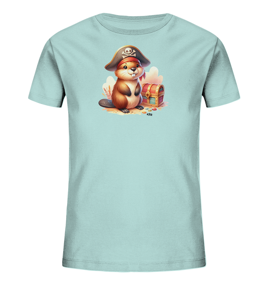 Onlineshop Shirts fuer Kinder - Das hellblaue Kinder-T-Shirt ist mit einer niedlichen Illustration verziert. Ein freundlicher Cartoon-Biber traegt einen Piratenhut und sitzt neben einer kleinen, offenen Schatztruhe. Bunte Steine liegen auf dem Sandboden um die Truhe herum. Die Szene hat einen fantasievollen Hintergrund mit hellen Formen, was dem Shirt ein froehliches Aussehen gibt.