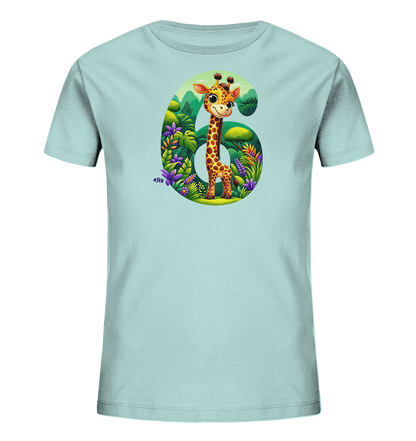 Onlineshop Shirts fuer Kinder - Das Bild zeigt ein hellblaues Kinder-T-Shirt. Auf der Vorderseite ist die grosse Zahl "6" abgebildet, die mit einer detailreichen Dschungelszene und bunten Pflanzen gefuellt ist. Davor steht eine freundliche, cartoonhafte Giraffe. Die Gesamtgestaltung wirkt froehlich und farbenfroh.