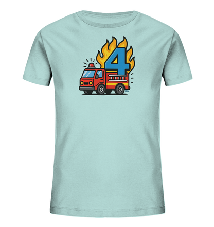 Onlineshop Shirts fuer Kinder - Das Bild zeigt ein hellblaues Kinder-T-Shirt mit einer farbenfrohen Illustration auf der Vorderseite. Im Zentrum des Designs ist ein rotes Cartoon-Feuerwehrauto abgebildet, darauf eine grosse blaue Zahl '4'. Die Zahl wird von dynamischen gelben und orangen Flammen umrahmt. Das Motiv ist detailliert und in einem kindgerechten Stil gehalten.