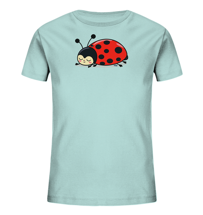 Onlineshop Shirts fuer Kinder - Das Bild zeigt ein hellblaues Kinder-T-Shirt mit einem niedlichen Marienkaefermotiv auf der Vorderseite. Der Marienkaefer ist rot mit schwarzen Punkten und hat einen schwarzen Kopf und Fuehler. Seine Augen sind geschlossen, was einen schlafenden oder friedlichen Ausdruck vermittelt. Das verspielte Design ist ansprechend fuer ein Kinderoutfit.