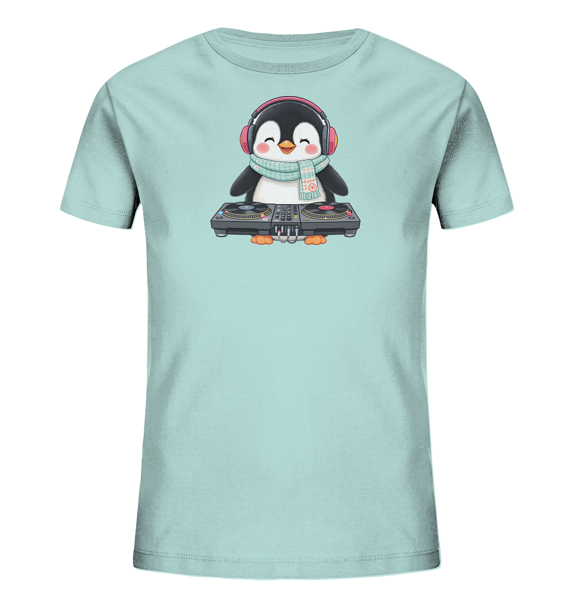 Onlineshop Shirts fuer Kinder - Das Bild zeigt ein hellblaues Kinder-T-Shirt mit einem niedlichen Pinguin-Motiv auf der Vorderseite. Der Pinguin traegt rote Kopfhoerer und einen gemusterten Schal, waehrend er an einem DJ-Mischpult steht. Sein froehlicher Ausdruck und das musikalische Thema verleihen dem Shirt einen verspielten Charakter. Das Design ist ansprechend fuer Kinder.