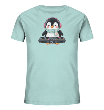 Onlineshop Shirts fuer Kinder - Das Bild zeigt ein hellblaues Kinder-T-Shirt mit einem niedlichen Pinguin-Motiv auf der Vorderseite. Der Pinguin traegt rote Kopfhoerer und einen gemusterten Schal, waehrend er an einem DJ-Mischpult steht. Sein froehlicher Ausdruck und das musikalische Thema verleihen dem Shirt einen verspielten Charakter. Das Design ist ansprechend fuer Kinder.